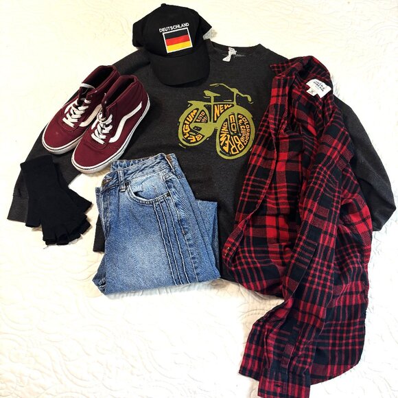 BDG Pintuck Mom Jeans, Size 26 - Picture 2 of 7